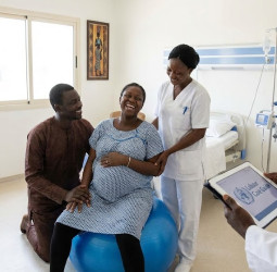 செனகல்: பிரசவ அனுபவத்தை மாற்றியமைக்கும் WHO-வின் புதிய 'கேர் மாடல்'