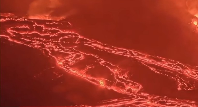 அமெரிக்காவில் எரிமலைச் சீற்றம்: 650 அடி உயரத்திற்குச் சீறிப்பாயும் லாவா