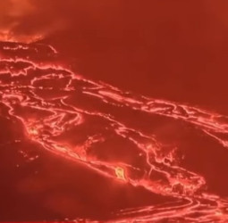 அமெரிக்காவில் எரிமலைச் சீற்றம்: 650 அடி உயரத்திற்குச் சீறிப்பாயும் லாவா