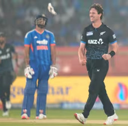 இந்தியாவை 50 ரன்கள் வித்தியாசத்தில் வீழ்த்தியது கிவிஸ் படை!