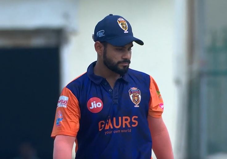 சௌராஷ்டிரா பந்துவீச்சை சிதறடித்த உ.பி! சதத்தை நெருங்கும் அபிஷேக் கோஸ்வாமி!