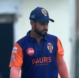 சௌராஷ்டிரா பந்துவீச்சை சிதறடித்த உ.பி! சதத்தை நெருங்கும் அபிஷேக் கோஸ்வாமி!