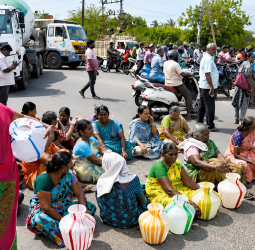 காலிக்குடங்களுடன் கொதித்தெழுந்த மக்கள்! குடிநீர் தட்டுப்பாட்டைத் தீர்க்கக் கோரி மாபெரும் சாலை மறியல் போராட்டம் - முழு நிலவரம்