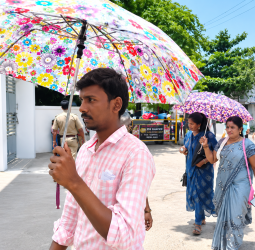 தமிழ்நாட்டில் இன்று 15 மாவட்டங்களில் அதிரடி வெப்ப அலை வீசும்: வானிலை மையம் விடுத்த பகீர் எச்சரிக்கை!