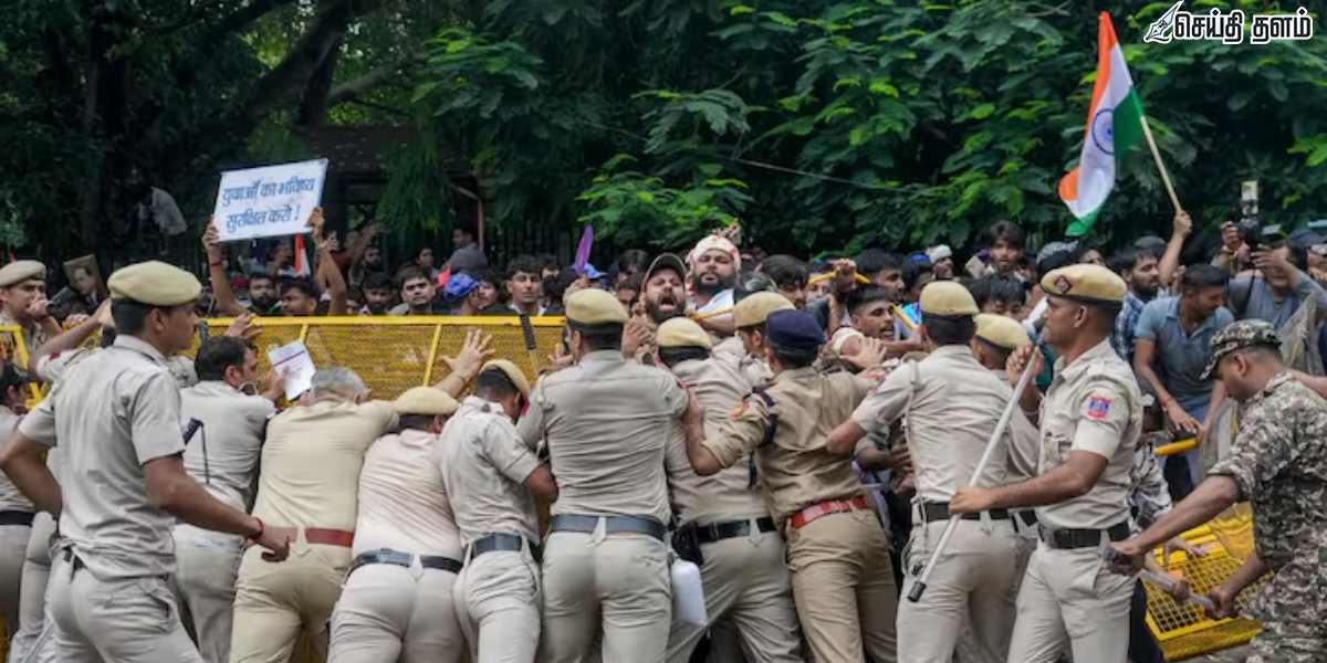 டெல்லி நாடாளுமன்றத்தை முற்றுகையிட்ட மாணவர்கள்: கண்ணீர் புகை, தடியடியால் போர்க்களமான 'சன்சத் சலோ' நீட் போராட்டம்!