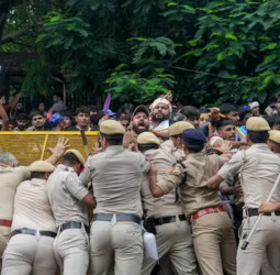 டெல்லி நாடாளுமன்றத்தை முற்றுகையிட்ட மாணவர்கள்: கண்ணீர் புகை, தடியடியால் போர்க்களமான 'சன்சத் சலோ' நீட் போராட்டம்!