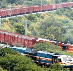 ஈரோட்டில் பெரும் சோகம்: சரக்கு ரயில் மோதி கல்வி நிறுவன உரிமையாளர் உடல் நசுங்கி பலி - போலீசார் தீவிர விசாரணை!