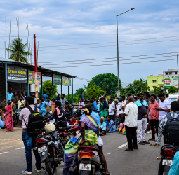 பொறுமையிழந்த மக்கள்.. தொடரும் மின் தடையால் 10வது முறையாக சாலை மறியல் - போக்குவரத்து கடும் பாதிப்பு!