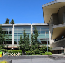 மைக்ரோசாப்ட் (Microsoft): விண்டோஸ் முதல் AI கோபைலட் வரை - தொழில்நுட்ப உலகின் முடிசூடா மன்னனின் முழு வரலாறு!