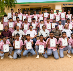 தேசப்பற்றை வளர்க்கும் தேசிய மாணவர் படை: கடினமான NCC பயிற்சி முடித்த மாணவர்களுக்குப் பள்ளியில் கோலாகலப் பாராட்டு!