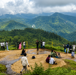 வளரும் சுற்றுலாத்தலம்; வாட்டும் அடிப்படைப் பிரச்சினைகள்: நல்லமுடி காட்சிமுனையில் வசதிகள் இல்லாததால் சுற்றுலா பயணிகள் கடும் அதிருப்தி!