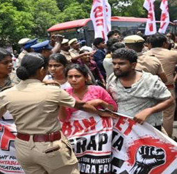 சென்னையில் நீட், சி.ஜே.பி விவகாரத்தைக் கண்டித்து மாணவர்கள் மாபெரும் போராட்டம்: குண்டுக்கட்டாகக் கைது செய்த போலீஸ் - ஸ்தம்பித்த போக்குவரத்து!
