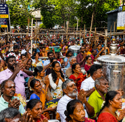 ஆடி முதல் வெள்ளி: அதிகாலை முதலே அம்மன் கோயில்களில் அலைமோதும் பக்தர்கள் கூட்டம்! சிறப்பு தரிசனங்கள் படுஜோர்!