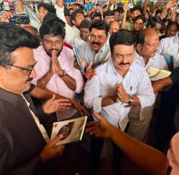 மு.க. ஸ்டாலினுக்கு சென்னையில் பிரம்மாண்ட வரவேற்பு! தொண்டர்கள் வெள்ளத்தில் ஸ்தம்பித்த தலைநகரம் - முழு விவரம்
