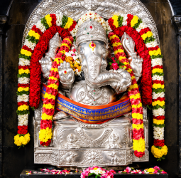 பழனி பெரியநாயகி அம்மன் கோயிலில் களைகட்டும் ஆடி லட்சார்ச்சனை: நேற்று சிறப்பு பூஜைகளுடன் கோலாகலத் துவக்கம்!