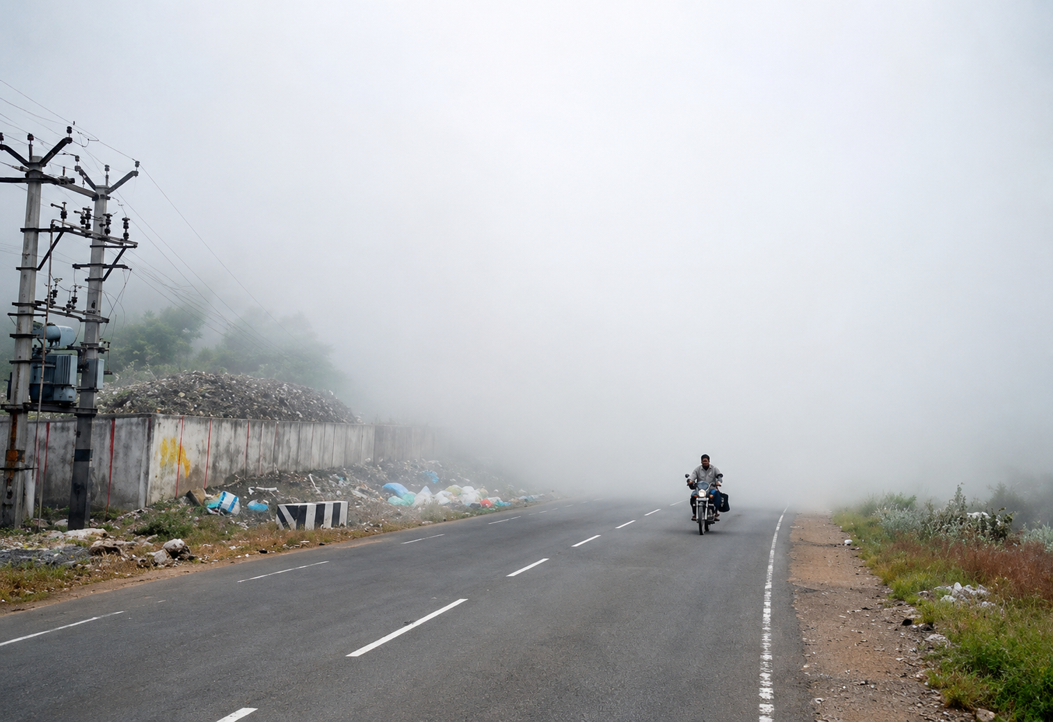 கரூர் அருகே குப்பை கிடங்கில் பயங்கர தீ விபத்து: கரும்புகை மூட்டத்தால் போக்குவரத்து அதிரடி மாற்றம்!