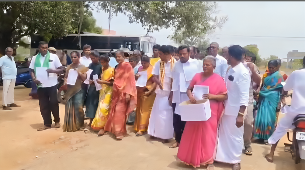 கடவூர் வட்டாட்சியர் அலுவலகத்தில் பரபரப்பு! பொதுப்பாதை ஆக்கிரமிப்பை கண்டித்து தேமுதிக மற்றும் பொதுமக்கள் அதிரடி உள்ளிருப்பு போராட்டம்