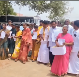 கடவூர் வட்டாட்சியர் அலுவலகத்தில் பரபரப்பு! பொதுப்பாதை ஆக்கிரமிப்பை கண்டித்து தேமுதிக மற்றும் பொதுமக்கள் அதிரடி உள்ளிருப்பு போராட்டம்