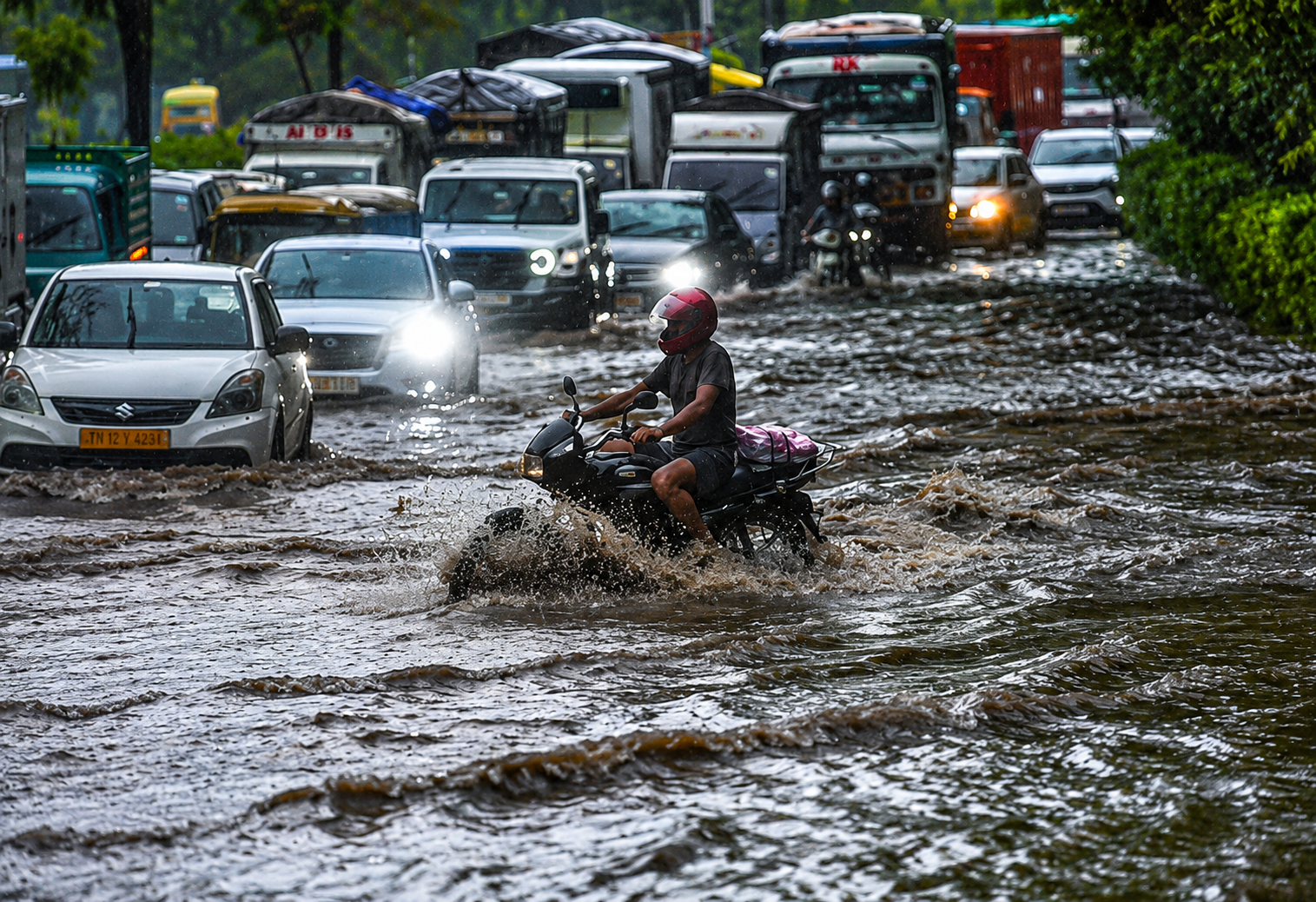 டெல்லியில் கொட்டித் தீர்த்த கனமழை: ஆறாக மாறிய சாலைகள், ஸ்தம்பித்த போக்குவரத்து! முழு விவரம்