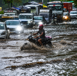டெல்லியில் கொட்டித் தீர்த்த கனமழை: ஆறாக மாறிய சாலைகள், ஸ்தம்பித்த போக்குவரத்து! முழு விவரம்