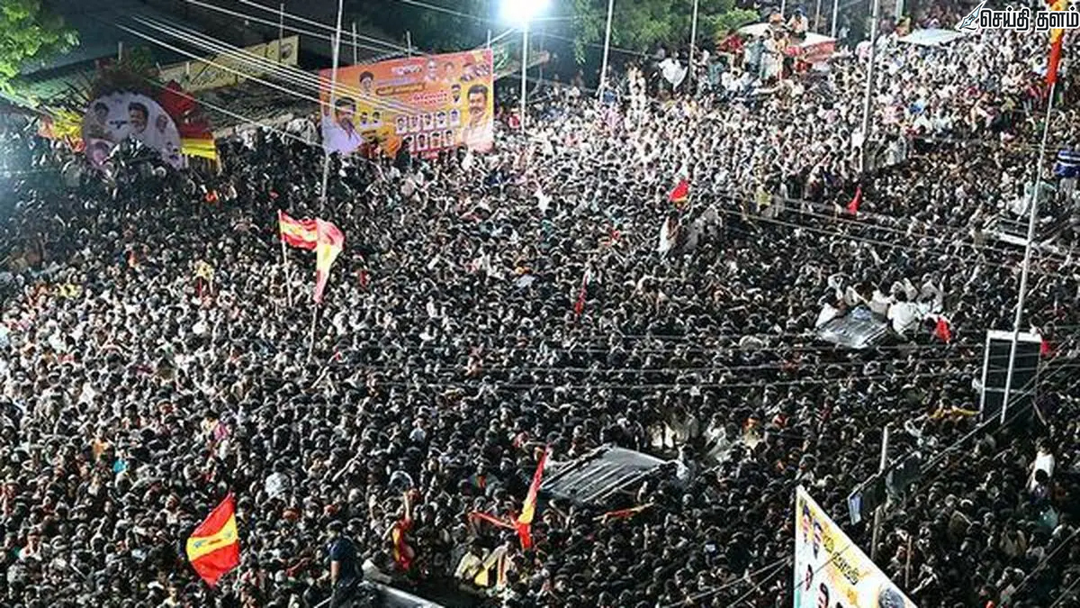 முதல்வர் விஜய் வழங்கிய அரசு வேலை ரத்து! கரூர் நெரிசல் விபத்து வழக்கில் உயர்நீதிமன்றம் அதிரடி உத்தரவு - பின்னணி என்ன?
