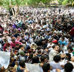 நீட் வினாத்தாள் கசிவு: நாடாளுமன்றத்தை முற்றுகையிட்ட 20,000 மாணவர்கள் - கண்ணீர் புகை வீச்சு, முதல் நாளிலேயே கூட்டத்தொடர் முடக்கம்!