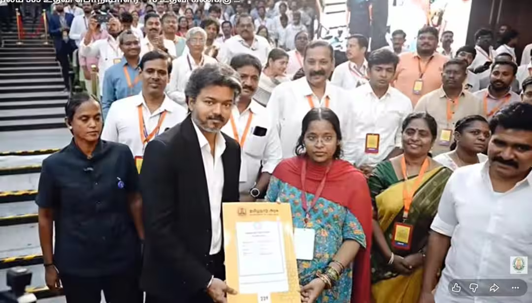 : கர்ப்பிணிக்காக மேடை இறங்கிய முதல்வர் விஜய்! வைரல் வீடியோ!
