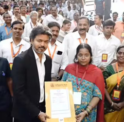 : கர்ப்பிணிக்காக மேடை இறங்கிய முதல்வர் விஜய்! வைரல் வீடியோ!