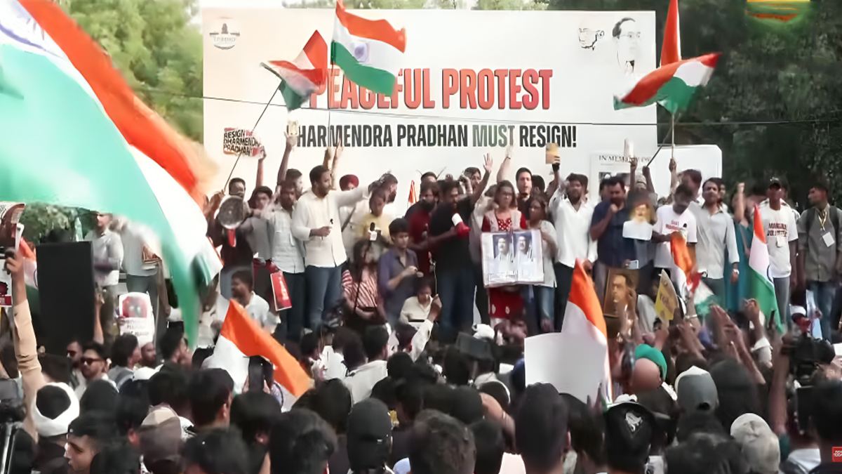 டெல்லி ஜந்தர் மந்தரில் தட்டு, கரண்டிகளுடன் பிரம்மாண்ட போராட்டம்: வினாத்தாள் கசிவுக்கு எதிராக கொதித்தெழுந்த இளைஞர்கள்!