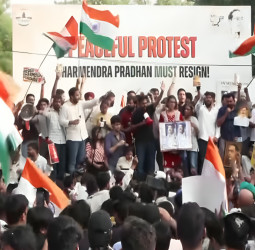 டெல்லி ஜந்தர் மந்தரில் தட்டு, கரண்டிகளுடன் பிரம்மாண்ட போராட்டம்: வினாத்தாள் கசிவுக்கு எதிராக கொதித்தெழுந்த இளைஞர்கள்!