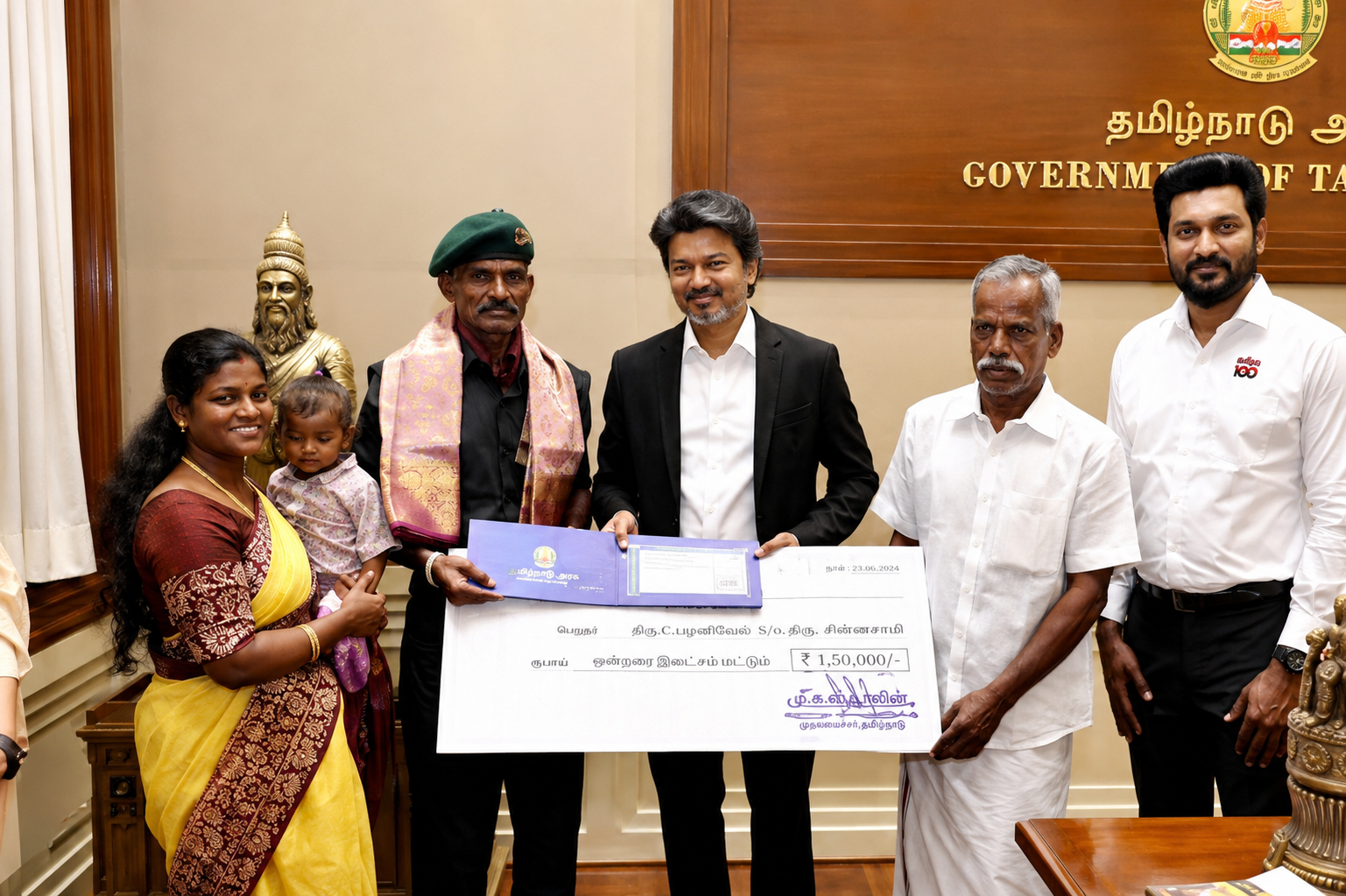 முதல்வர்! கீர்த்தி சக்ரா விருது பெற்ற ராணுவ வீரருக்கு ரூ.48 லட்சம் வழங்கி கௌரவம்!
