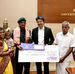 முதல்வர்! கீர்த்தி சக்ரா விருது பெற்ற ராணுவ வீரருக்கு ரூ.48 லட்சம் வழங்கி கௌரவம்!