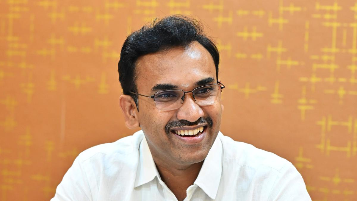 "இனி வாரிசு சிம்மாசனம் கிடையாது; இது ஜனநாயக சோஃபா!" உதயநிதிக்கு அமைச்சர் அருண்ராஜ் அதிரடி பதிலடி!