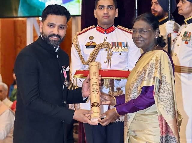 'ஹிட்மேன்' ரோஹித் ஷர்மாவிற்கு பத்ம ஸ்ரீ விருது: குடியரசுத் தலைவர் மாளிகையில் நெகிழ்ச்சி தருணம்!