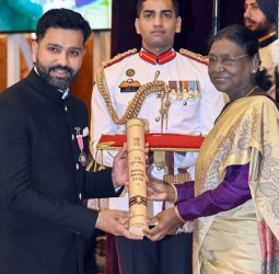 'ஹிட்மேன்' ரோஹித் ஷர்மாவிற்கு பத்ம ஸ்ரீ விருது: குடியரசுத் தலைவர் மாளிகையில் நெகிழ்ச்சி தருணம்!