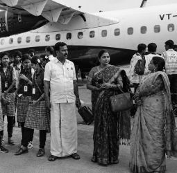 "வானத்தில் சின்னதா பார்த்த விமானம் இவ்வளவு பெருசா?!" - முதல்முறையாக பறந்த 15 அரசுப் பள்ளி மாணவிகள்! நெகிழ வைக்கும் பின்னணி!