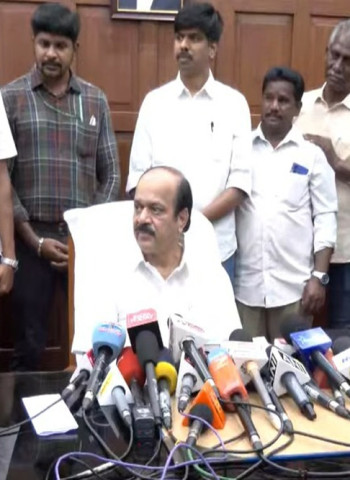 21 எம்.எல்.ஏ.க்கள் தப்பினர்! 4 பேர் மீது பாயும் ஆக்‌ஷன்: அதிமுக விவகாரத்தில் சபாநாயகர் அதிரடி தீர்ப்பு!