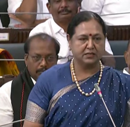சட்டமன்றத்தில் ஓ.பி.எஸ்ஸின் `பாட்டில்’ பஞ்ச்! அடக்க முடியாமல் குலுங்கிச் சிரித்த முதல்வர், உதயநிதி