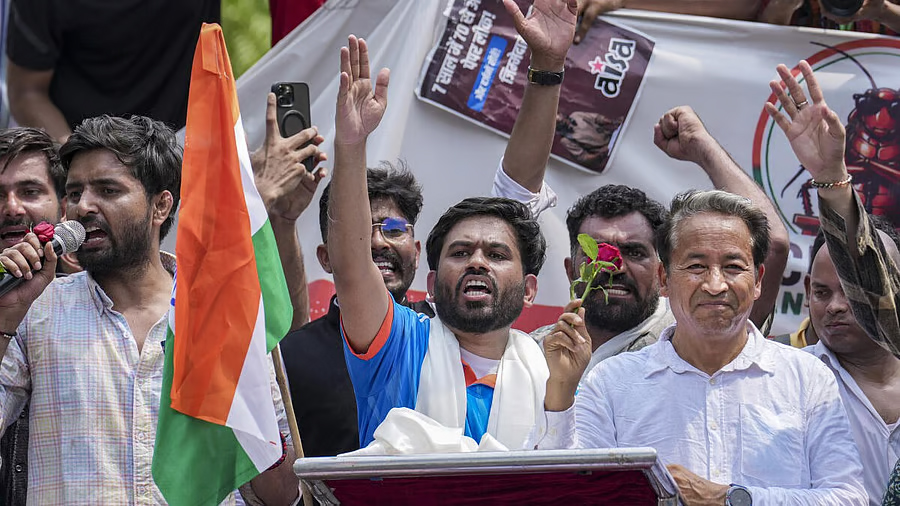 மத்திய அமைச்சரே பதவி விலகுங்க!" - கேள்வித்தாள் கசிவுக்கு எதிராக வெடித்த Gen-Z போராட்டம்: சிஜேபி நிறுவனர் அபிஜீத் டிப்கே அதிரடி நேர்காணல்!