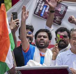 மத்திய அமைச்சரே பதவி விலகுங்க!" - கேள்வித்தாள் கசிவுக்கு எதிராக வெடித்த Gen-Z போராட்டம்: சிஜேபி நிறுவனர் அபிஜீத் டிப்கே அதிரடி நேர்காணல்!