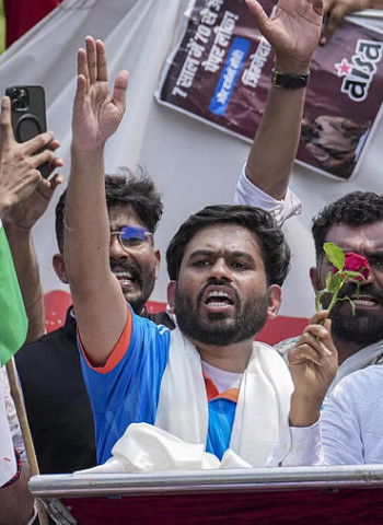 மத்திய அமைச்சரே பதவி விலகுங்க!" - கேள்வித்தாள் கசிவுக்கு எதிராக வெடித்த Gen-Z போராட்டம்: சிஜேபி நிறுவனர் அபிஜீத் டிப்கே அதிரடி நேர்காணல்!