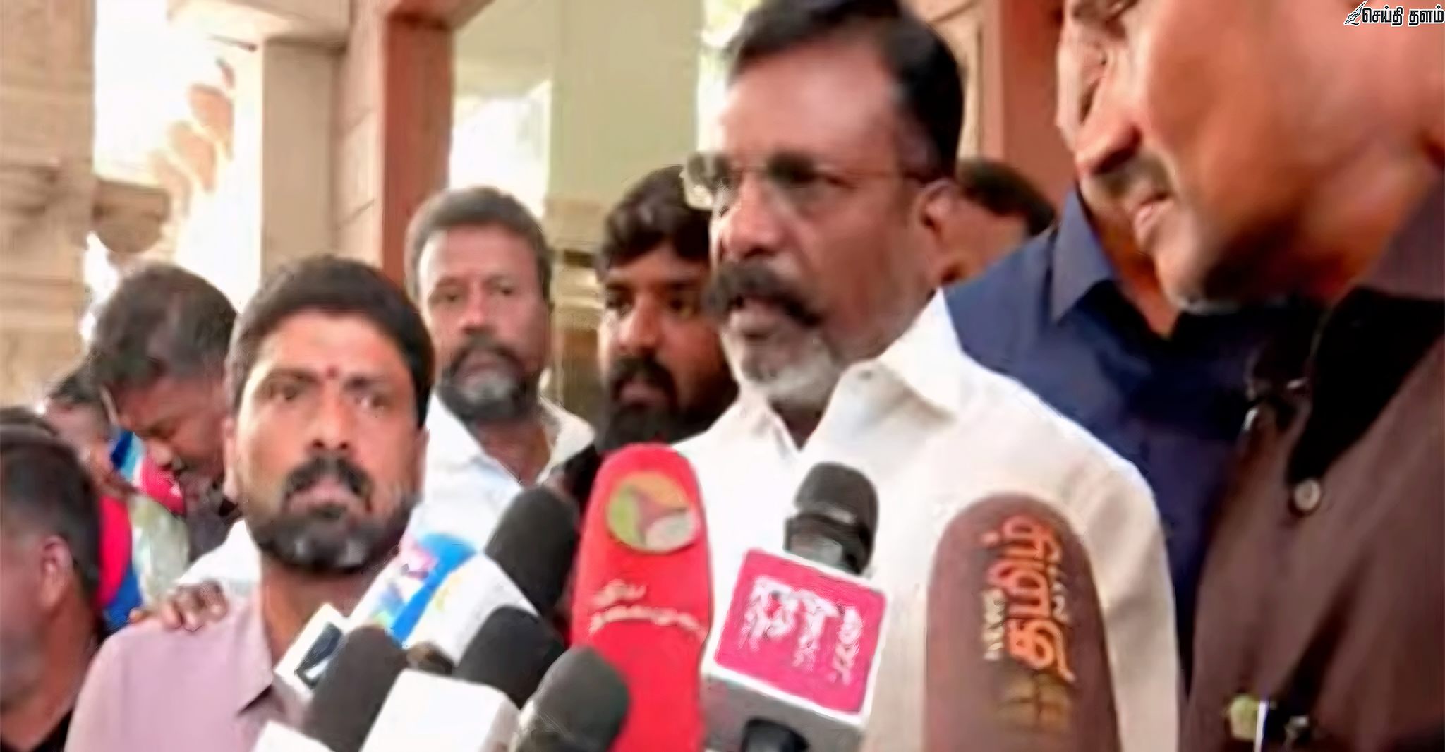 5 ஆண்டுகள் விஜய்யுடன் தான்" - தவெக அரசுக்கு முழு ஆதரவு, அதிமுக எம்.எல்.ஏக்கள் ராஜினாமா குறித்து திருமாவளவன் அதிரடி