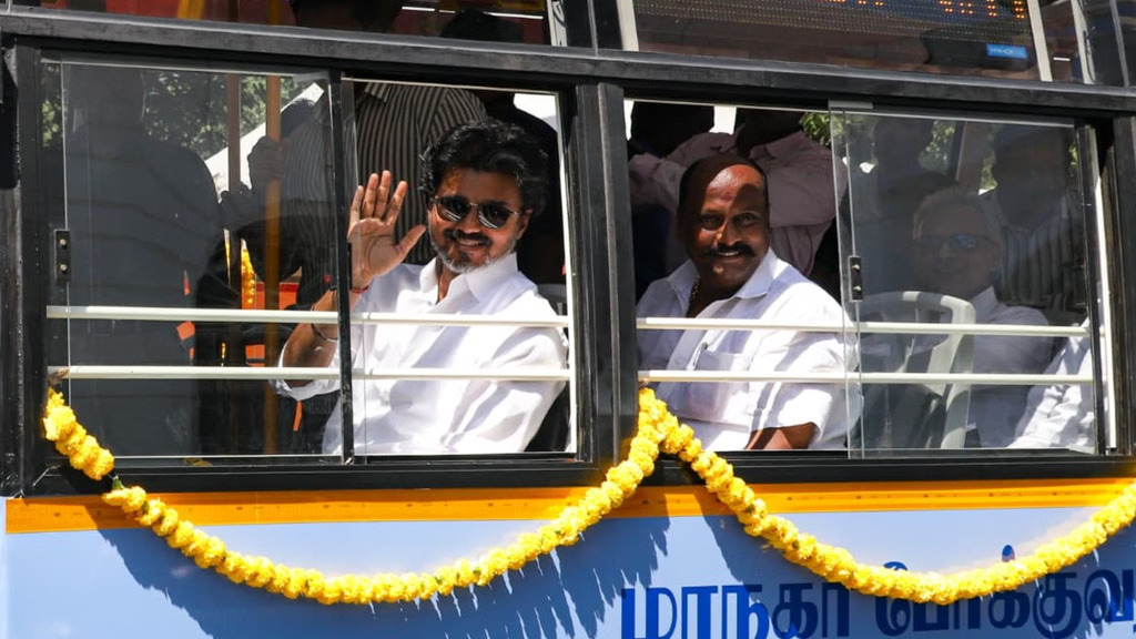 CM விஜய் நள்ளிரவில் எடுத்த அதிரடி முடிவு: 300 புதிய பேருந்துகள் இயக்கம்!