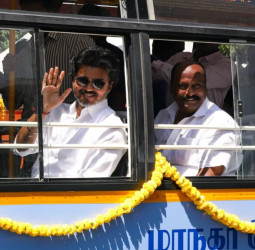 CM விஜய் நள்ளிரவில் எடுத்த அதிரடி முடிவு: 300 புதிய பேருந்துகள் இயக்கம்!