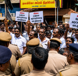 பரபரப்பு! மூகாம்பிகை கோயிலில் முதல்வர் விஜய்க்கு எதிராகக் கறுப்புக்கொடி போராட்டம் - நடந்தது என்ன