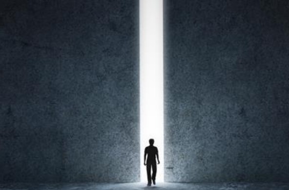 இருளுக்கு பழகிவிடாதீர்கள் – வாழ்வின் உண்மையான வெளிச்சம்