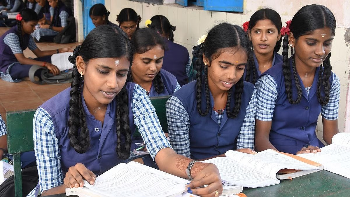 +2 பொதுத்தேர்வு: முதல் நாள் தமிழ் தேர்வு எளிது!