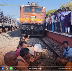 “ரயில் தாமதத்தால் சம்பளப் பிடித்தம்!” - குளித்தலையில் பயணிகள் தண்டவாளத்தில் அமர்ந்து ரயில் மறியல் போராட்டம்!