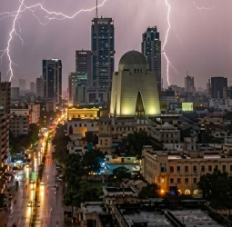 கராச்சியில் இடி, மின்னலுடன் கனமழை: 16 பேர் பலி