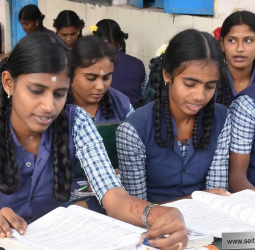 ஆங்கிலப் பாடத் தேர்வுடன் மாணவர்கள் உற்சாகம்!